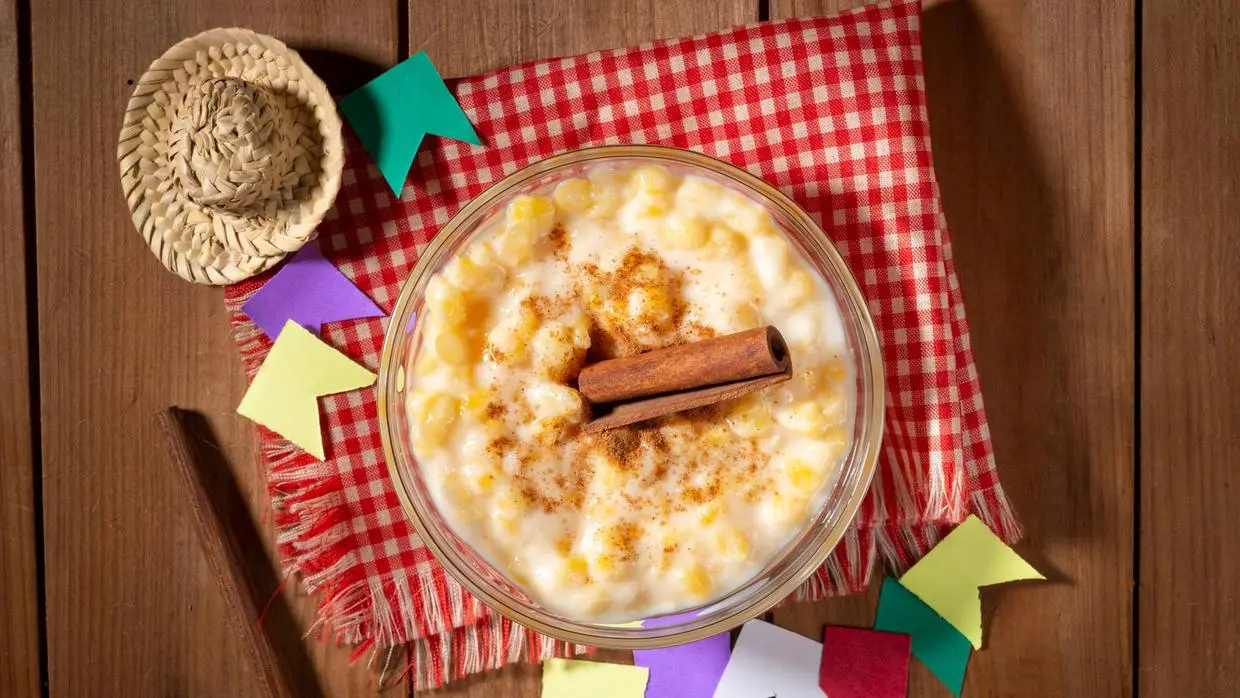 foto de um recipiente com canjica e canela. Imagem para ilustrar matéria sobre comidas típicas de São João