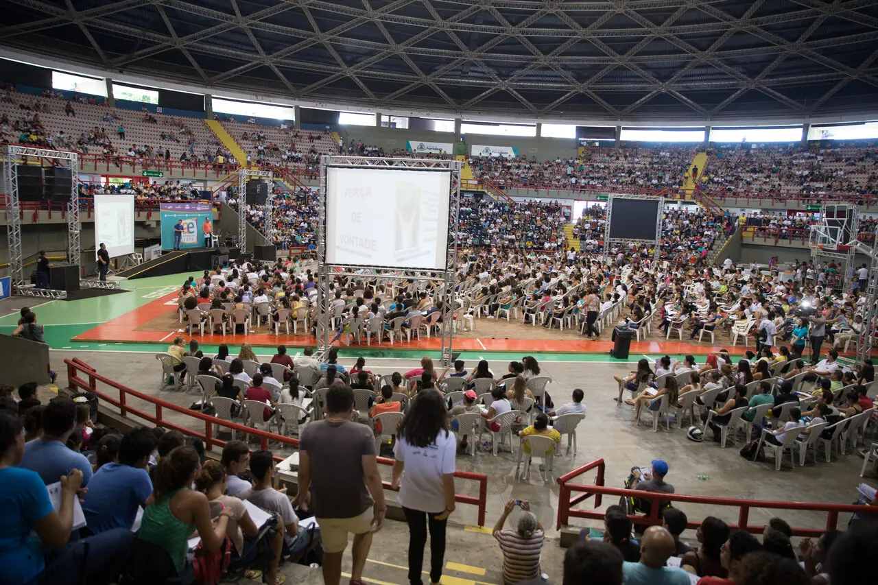 Centenas de estudantes participam de aula preparatória para o Enem em ginásio lotado