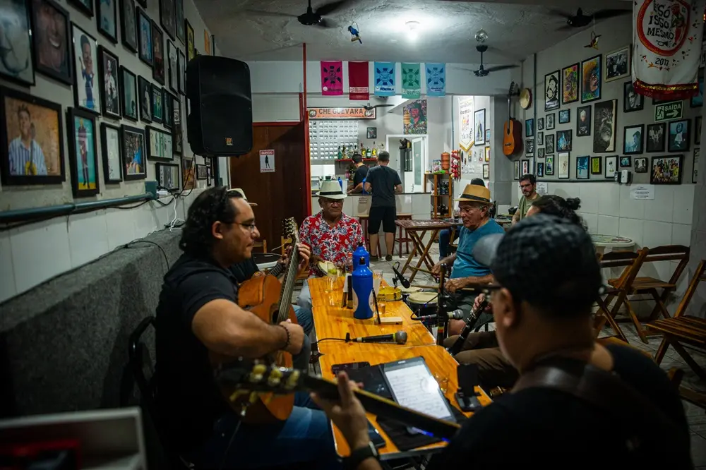 Na imagem, apresentação do projeto Choro de Varanda no Barvioli
