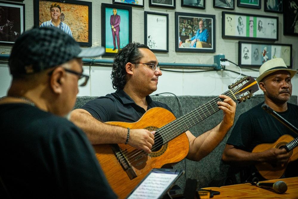 Na imagem, o violonista e produtor cultural Samuel Rocha