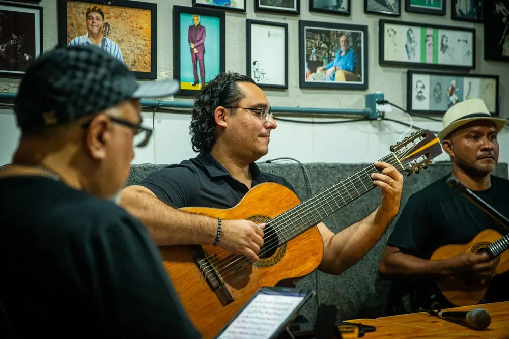 Na imagem, o violonista e produtor cultural Samuel Rocha