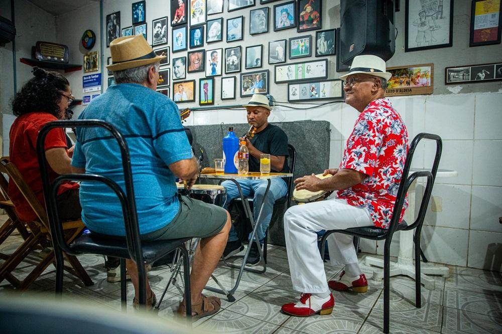 Na imagem, roda de choro promovida pelo Choro de Varanda no Barvioli
