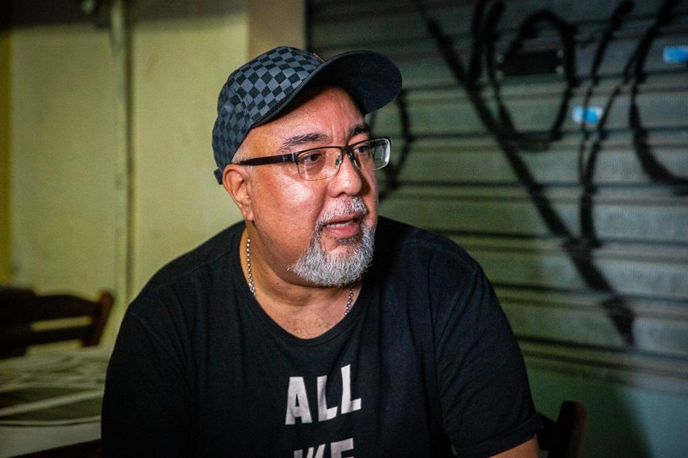 Na imagem, o guitarrista Rogério Gomes, participante do projeto Choro de Varanda