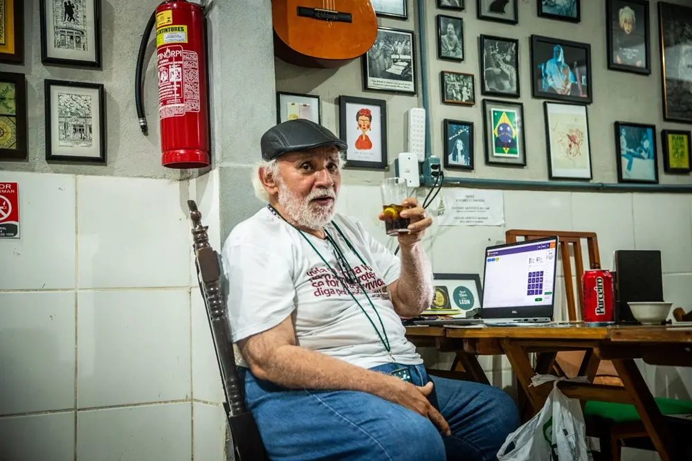 Na imagem, o proprietário do Barvioli, Marcus Vinicius de Oliveira, o Marvioli