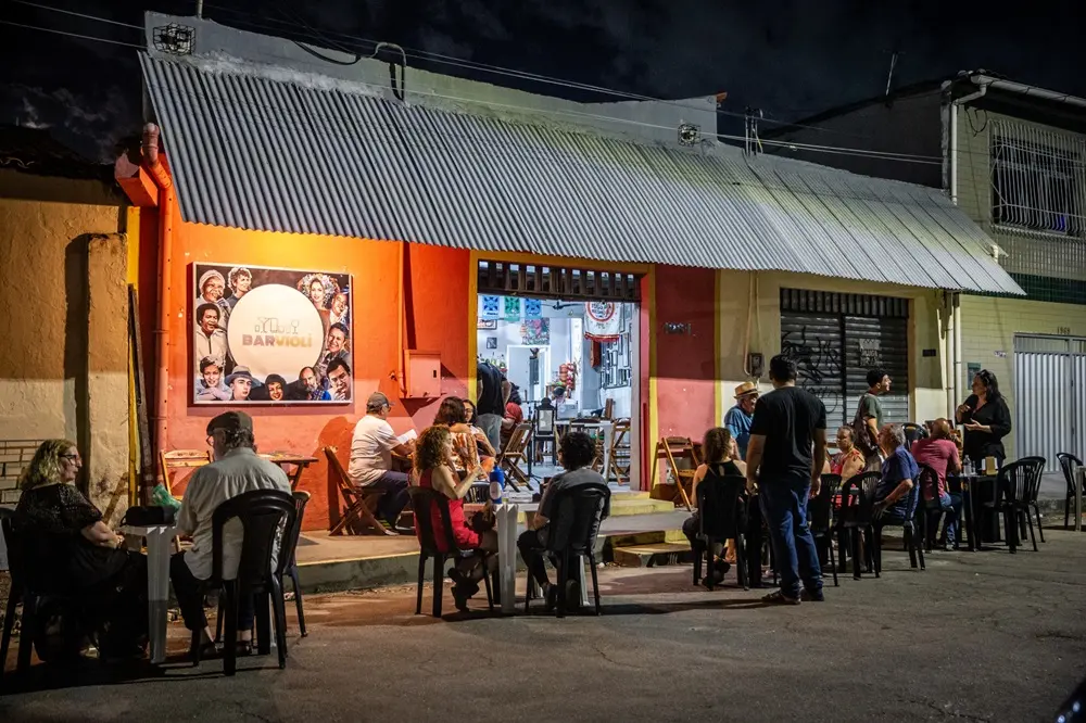 Na imagem, fachada do Barvioli durante apresentação do Choro de Varanda