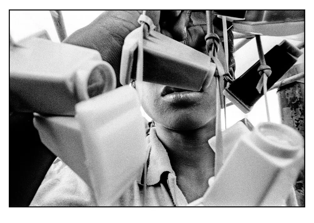 Na imagem, menino rodeado de monóculos em registro realizado pelo fotógrafo Celso Oliveira no ano de 1994 em Juazeiro do Norte