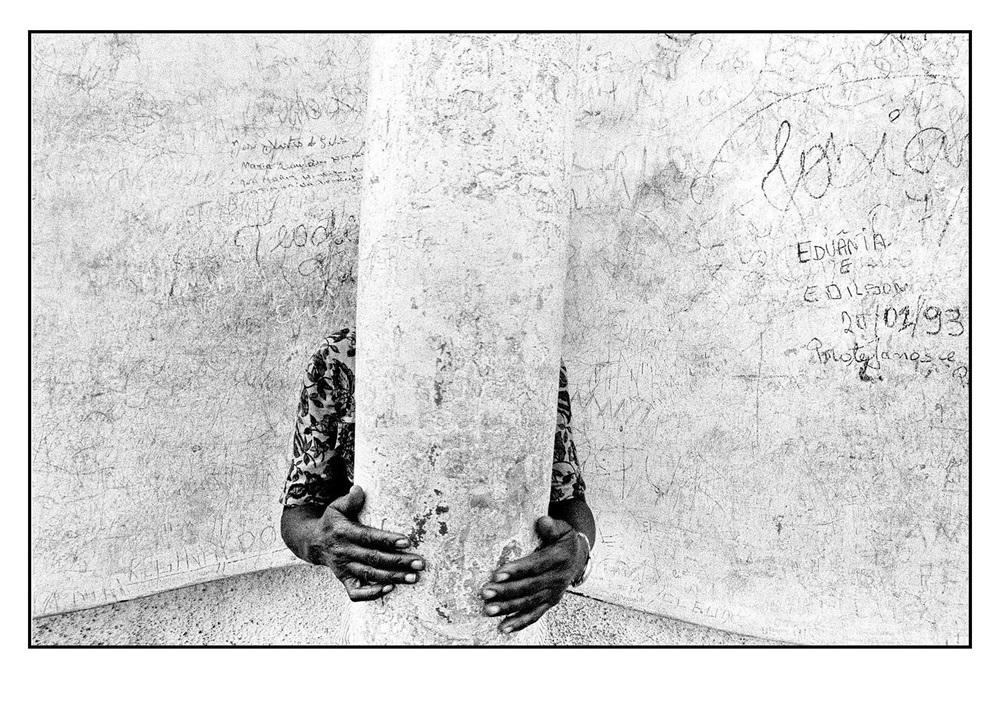 Na imagem, fiel em Horto do Padre Cícero na cidade de Juazeiro do Norte em foto de Celso Oliveira no ano de 1994