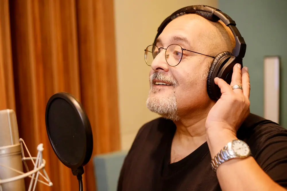 Na imagem, o ator, dublador e diretor Mauro Ramos durante gravação da série 