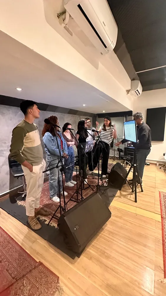 Jornalistas realizam experiência de narrar cena de audiolivro em um dos estúdios da Audible Brasil