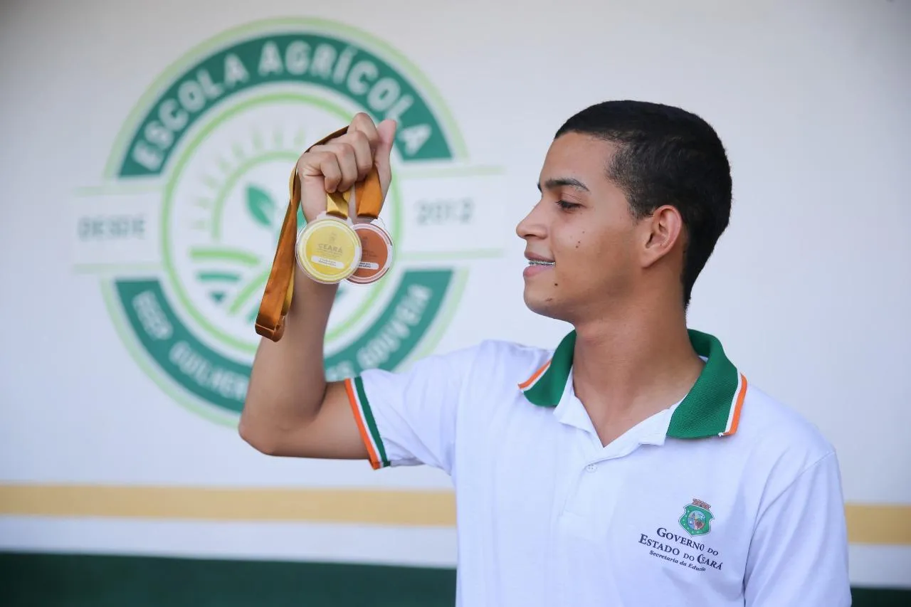 Nycollas foi aluno da Escola de Ensino Profissional Guilherme Teles Gouveia e criou um sistema de irrigação com garrafas