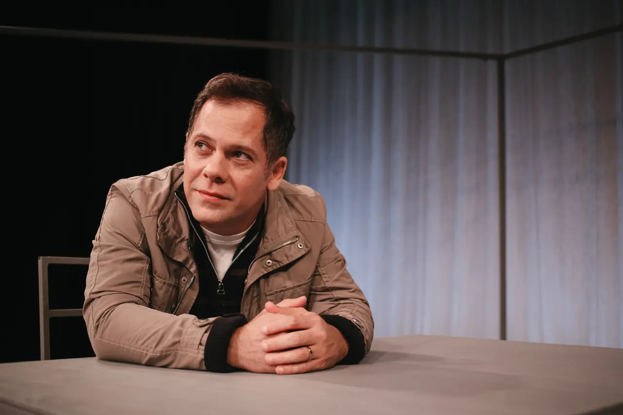 Daniel Dias da Silva tem carreira no cinema, em longas como 'Eu Não Conhecia Tururu', 'As Mães de Chico Xavier' e 'Bate Coração', e no teatro, como no espetáculo 'Sala Branca' (na foto)