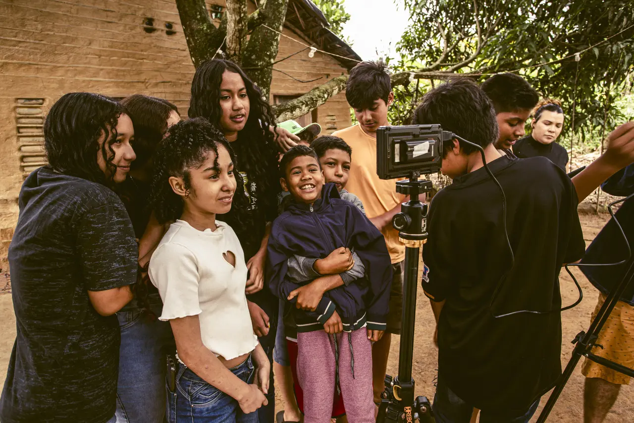 Projeto alia formação técnica, valorização da cultura popular, protagonismo infantojuvenil e salvaguarda de memórias coletivas do interior cearense