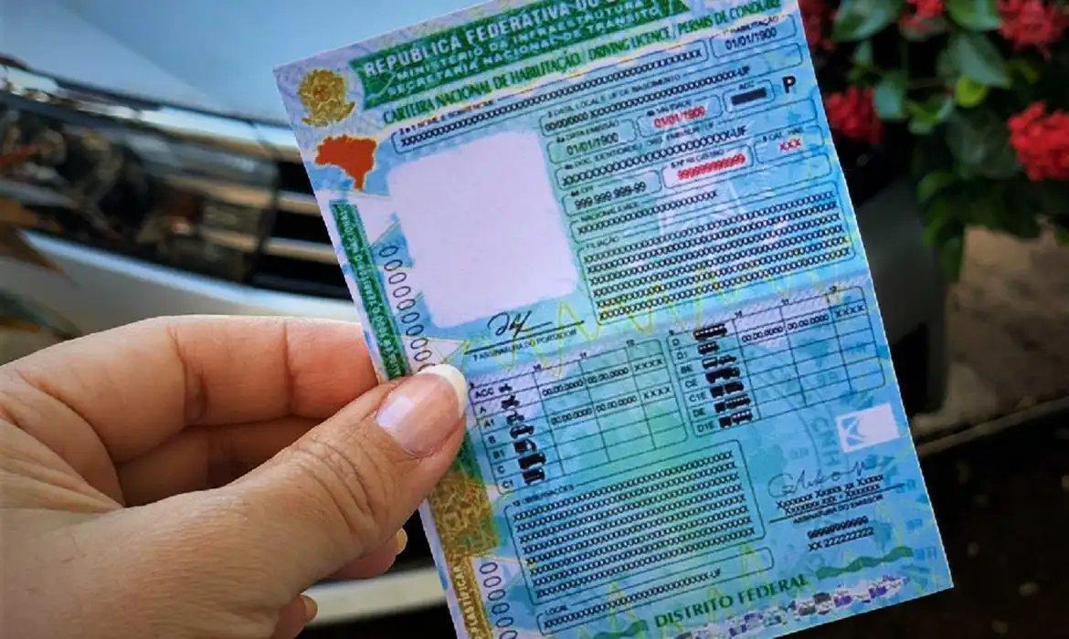 Pessoal com a CNH na mão para matéria informando que Lula sanciona lei que favorece a população de baixa renda