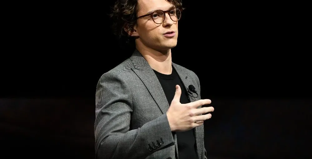 Tom Holland é próximo da produtora do filme, Amy Pascal