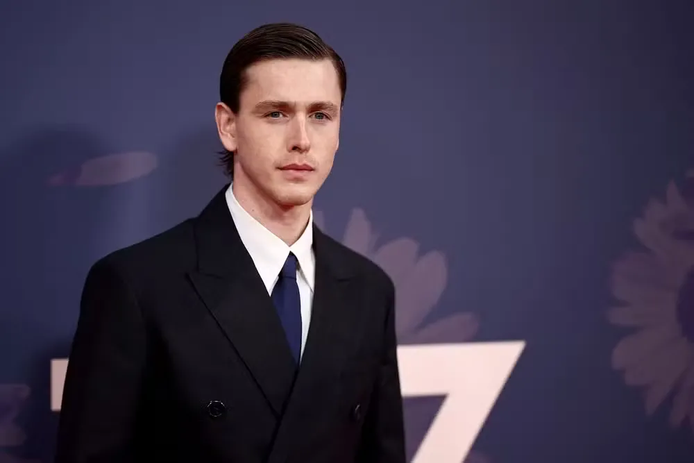 Dickinson é o que mais se aproxima do padrão estabelecido por Daniel Craig, que foi escolhido de maneira inesperada sem ser conhecido pelo grande público