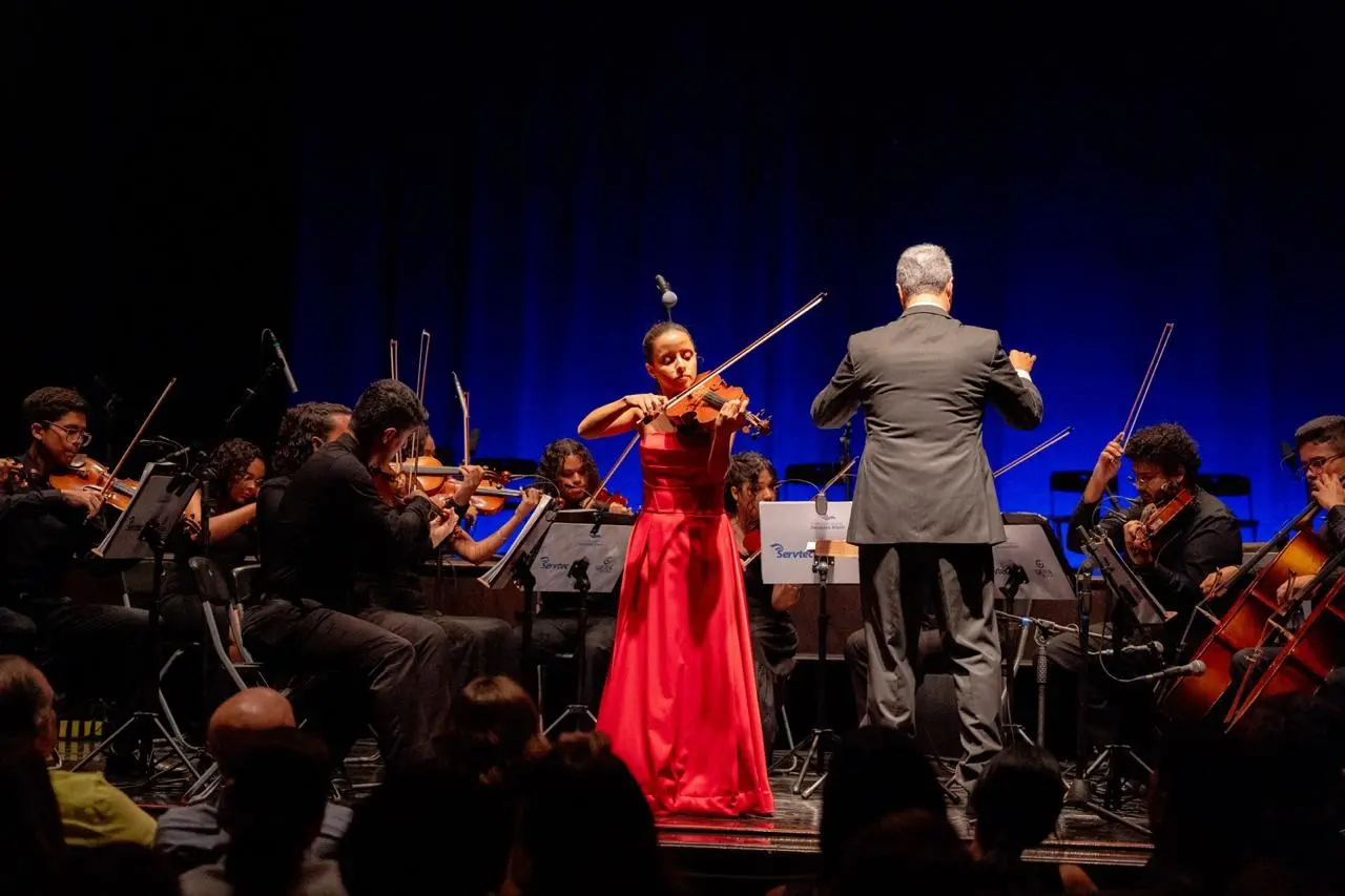Na imagem, a violinista Thais Amâncio durante estreia como solista na Orquestra do Instituto Jacques Klein