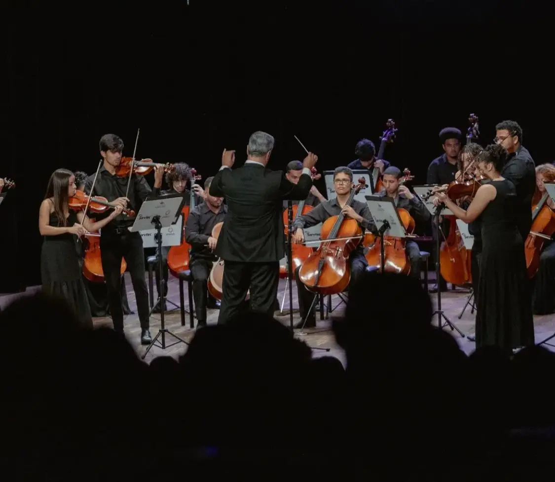 Na imagem, apresentação da Orquestra do Instituto Jacques Klein no palco do Cineteatro São Luiz