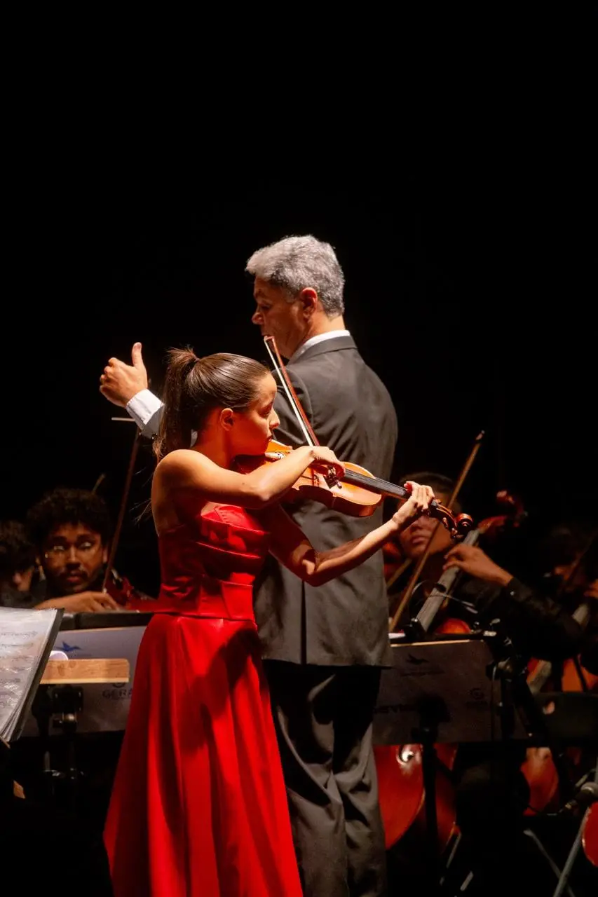 Na imagem, a violinista Thais Amâncio durante apresentação da Orquestra do Instituto Jacques Klein no Cineteatro São Luiz