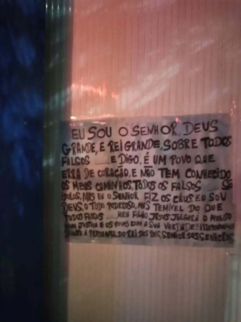 Cartaz deixado no templo