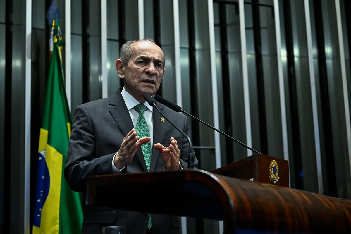 Senador Marcelo Castro discursa na tribuna do Senado, ele é relator do Novo Código Eleitoral