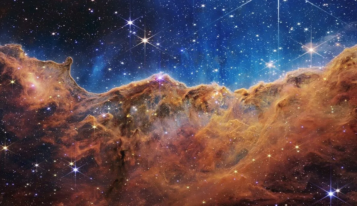 Nebulosa Carina é uma das maiores da Via Láctea, e visível a olho nu em céus escuros. Ela também é conhecida como NGC 3372