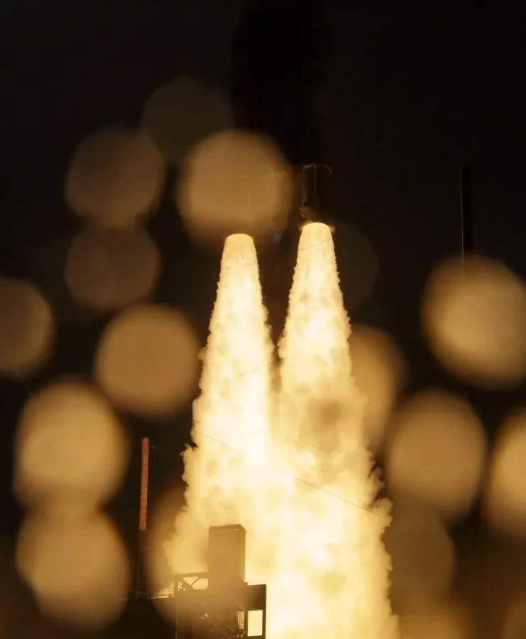 O foguete Ariane 5, de uso descartável e utilizado para lançamento de satélites, foi usado para levar o Telescópio Espacial James Webb em 25 de dezembro de 2021 ao espaço