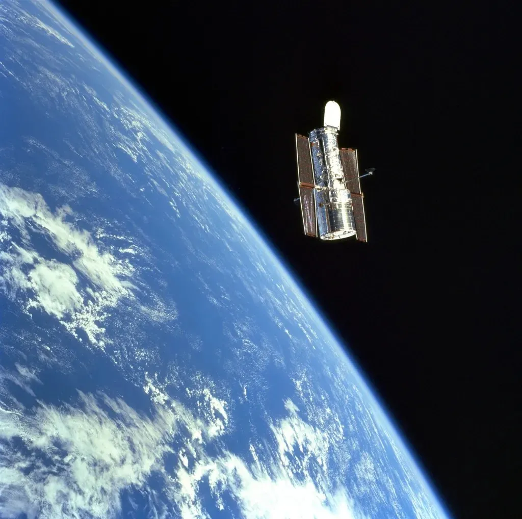 Telescóppio Hubble na órbita da Terra no ano de 1999. Ele está serviço há mais de 30 anos.