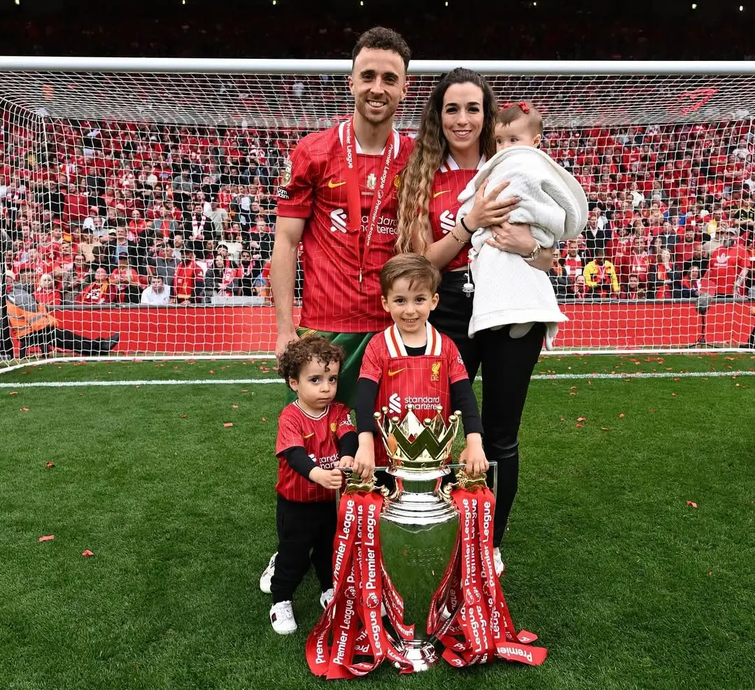 Imagem mostra jogador do Liverpool Diogo Jota ao lado da esposa, Rute Cardoso, e o três filhos do casal durante a premiação da conquista do Liverpool da Premier League.
