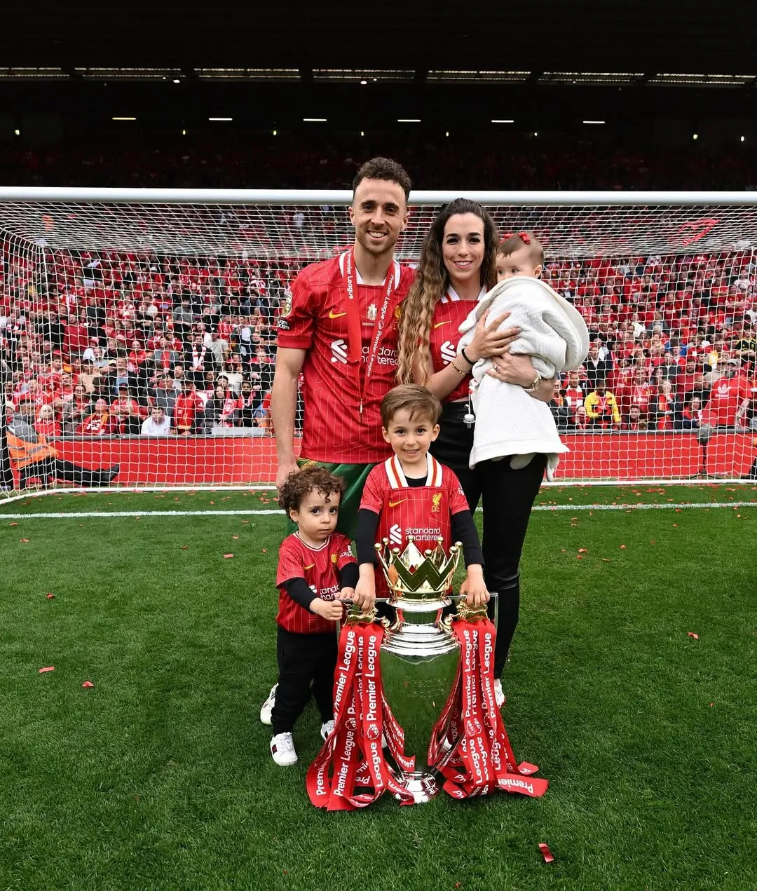 Recentemente, o Liverpool conquistou a Premier League e toda a família do jogador apreciou o título no gramado