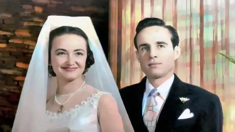 Foto de casamento de Roberto Gómez Bolaños e Graciela Fernández com vestido de noiva e terno, sorrindo e posando em ambiente interno decorado.