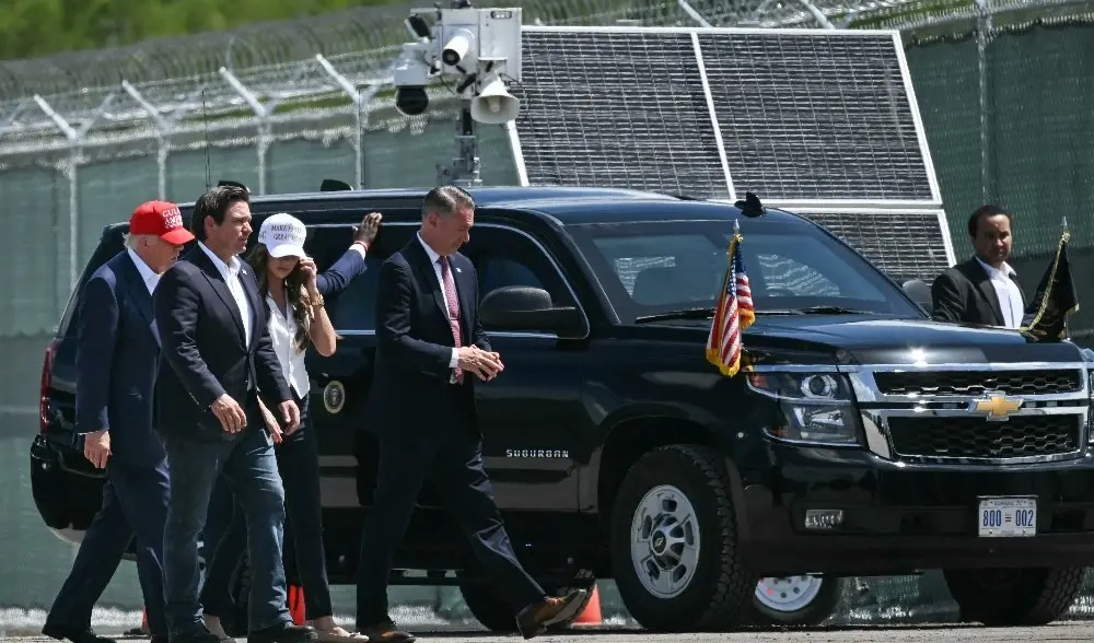 Donald Trump chega para a inauguração da Alcatraz dos Jacarés