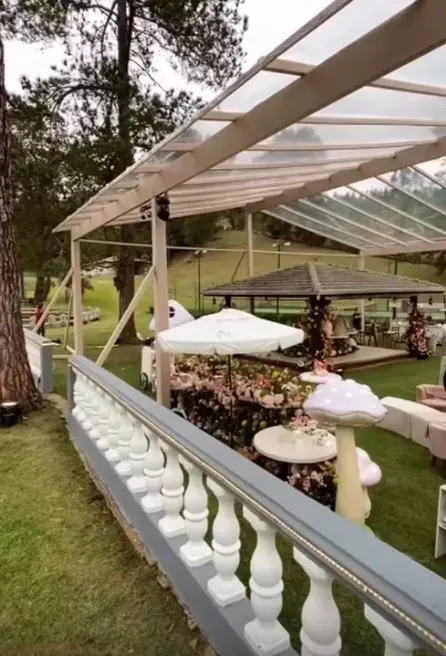 Foto mostra o ambiente externa inteiramente decorado