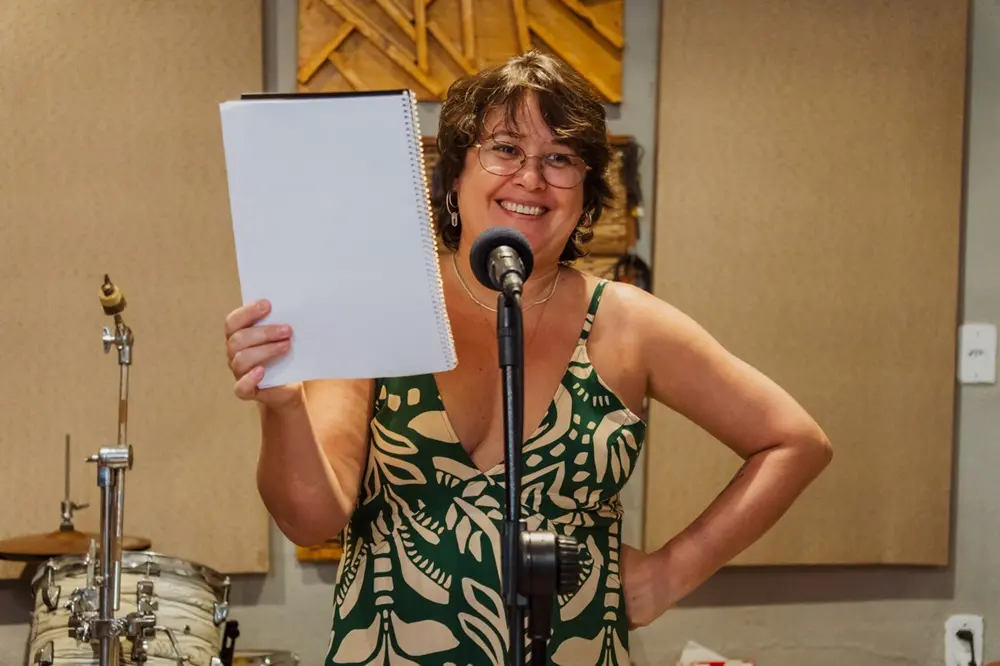 Na imagem, a atriz Paula Yemanjá durante gravação do projeto O Livro das Guardiãs II