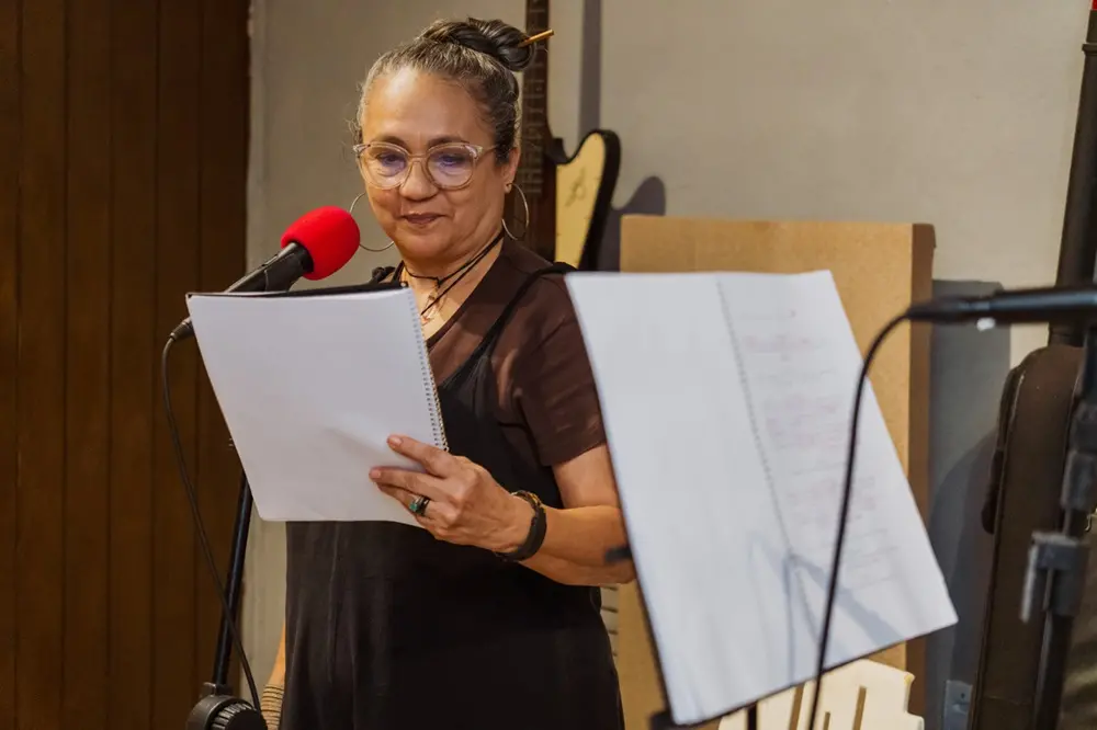 Na imagem, a atriz Eliahne Brasileiro interpreta a personagem Memória no projeto O Livro das Guardiãs II