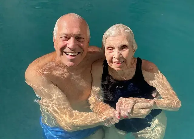 Susanne Bial e o filho Alberto Bial se abraçam e piscina, em foto publicada pelo esportiva após a mãe morrer aos 101 anos, um dia após aniversário