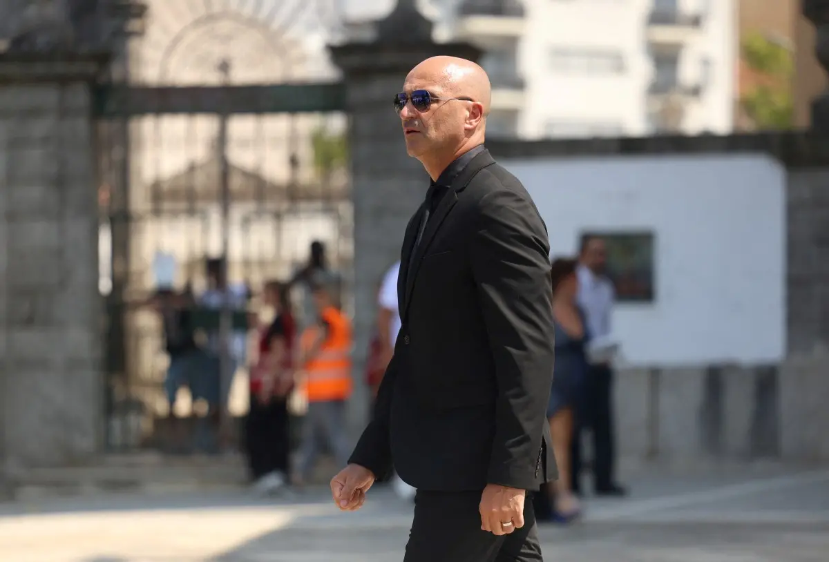 Foto de Roberto Martínez, treinador de Portugal, no velório de Diogo Jota e André Silva