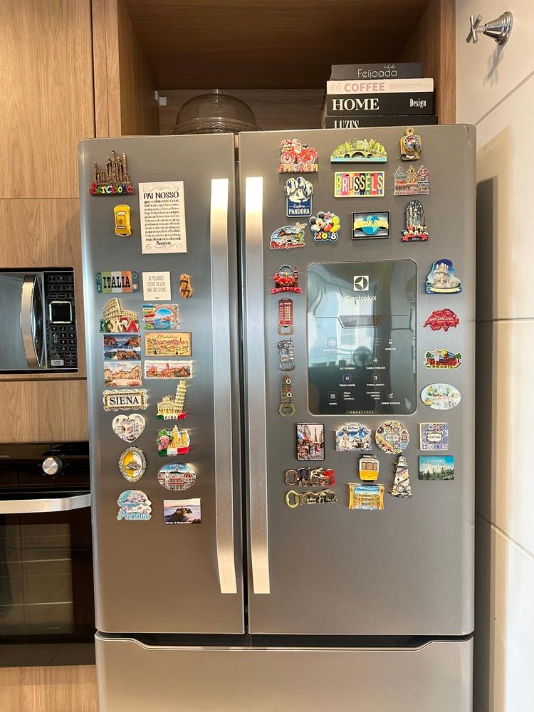 Na imagem, geladeira decorada com vários ímãs da colunista Ana Karenyna