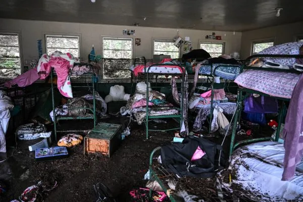Mais de 20 meninas do Camp Mystic seguem desaparecidas.
