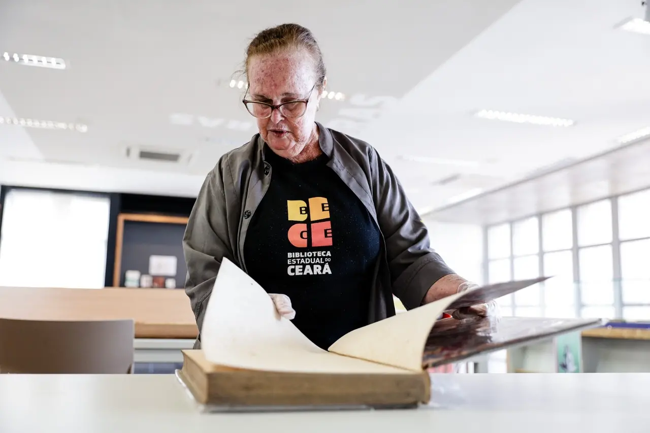 A bibliotecária Madalena Figueiredo é a responsável pelo setor de Obras Raras da Bece
