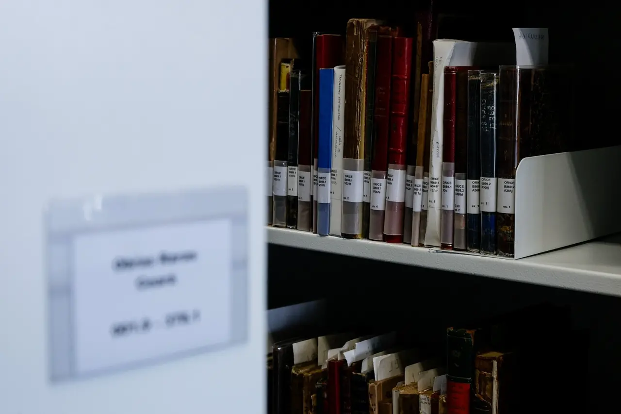 Estantes específicas e climatização estão entre itens de cuidado com as milhares de obras do acervo