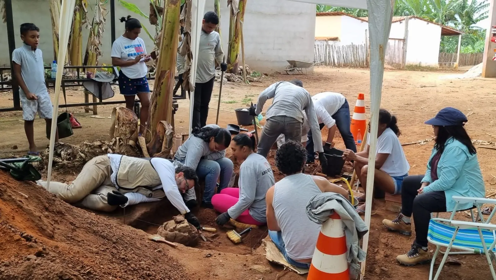 Equipe trabalhando na escavação