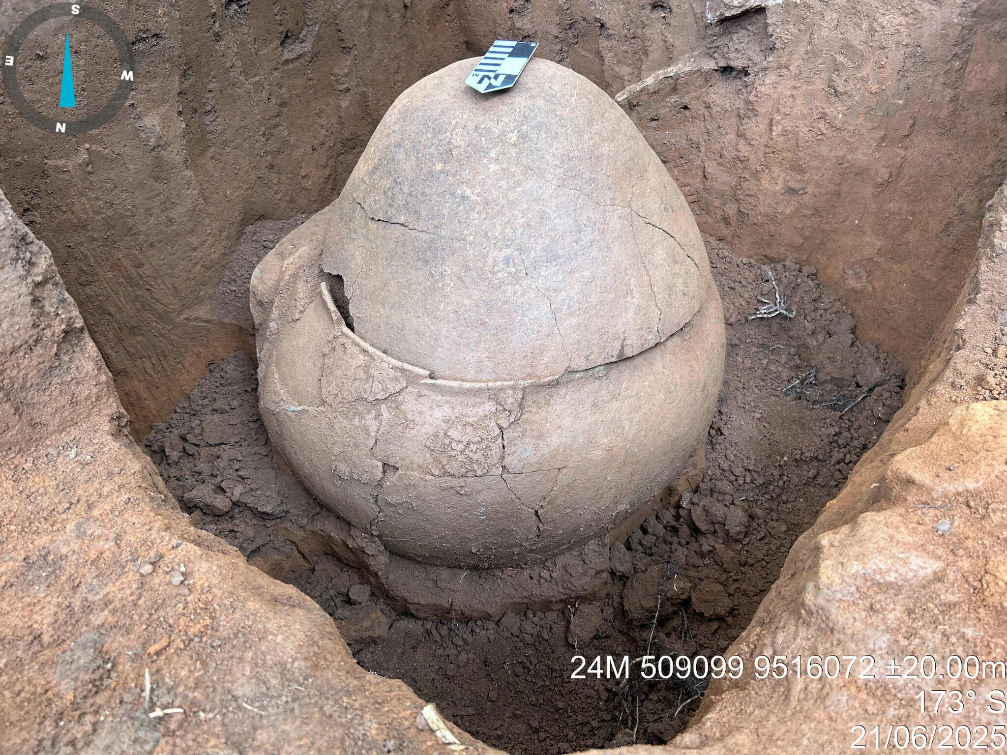 urna funerária sendo retirada da terra no quilombo serra do evaristo