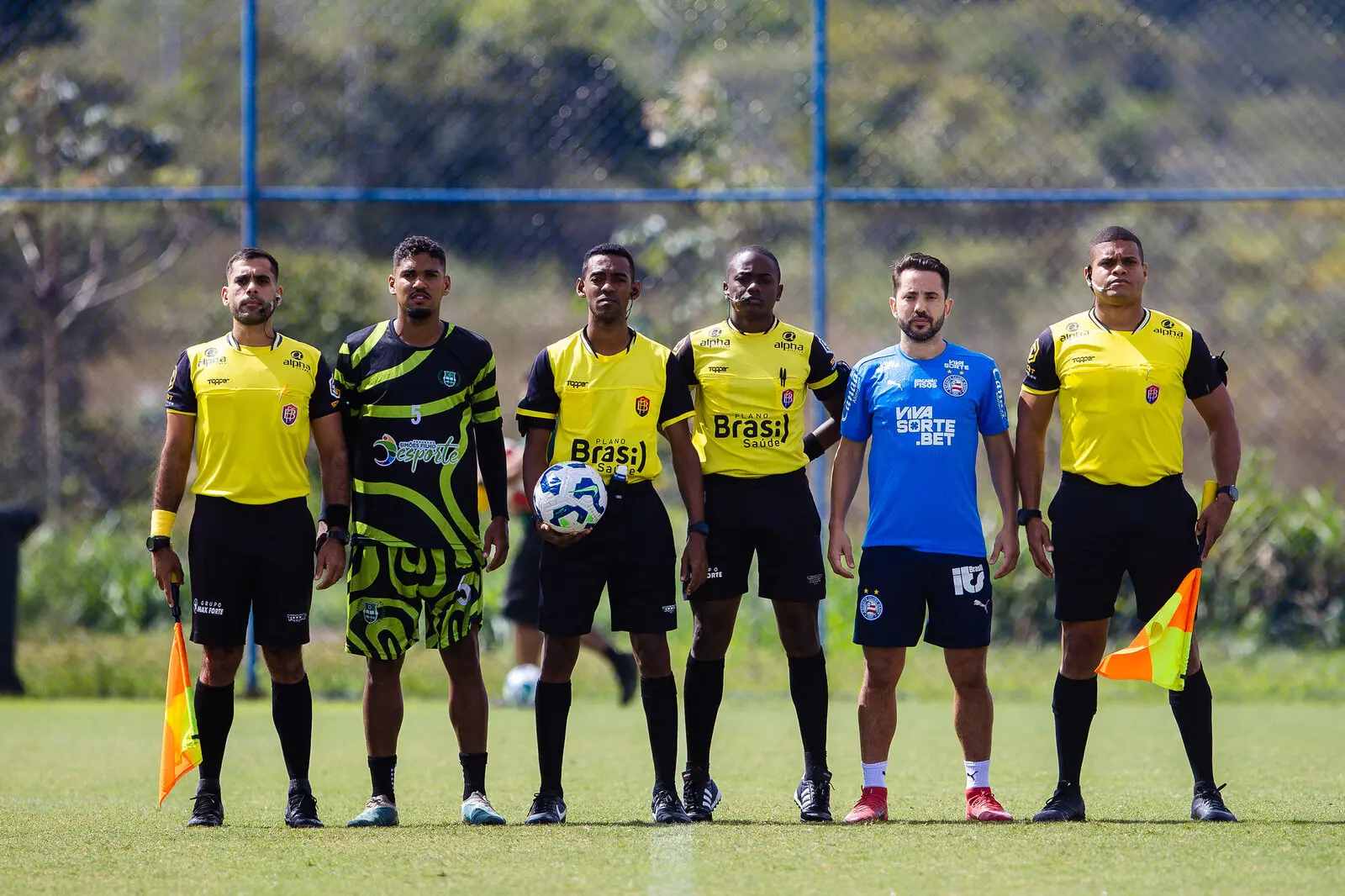 Atletas do Bahia reunidos com jogadores da seleção de Simões Filho