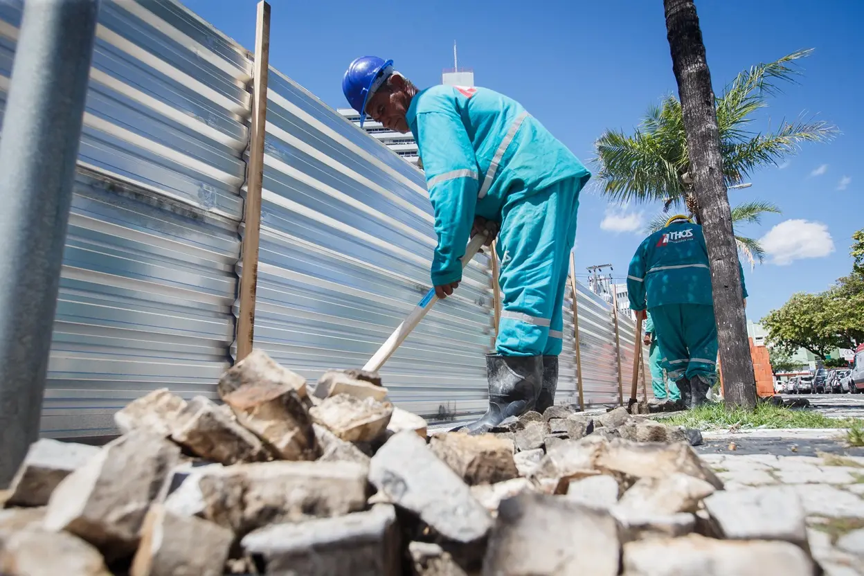 Trabalhador durante obra na Praça do Ferreira