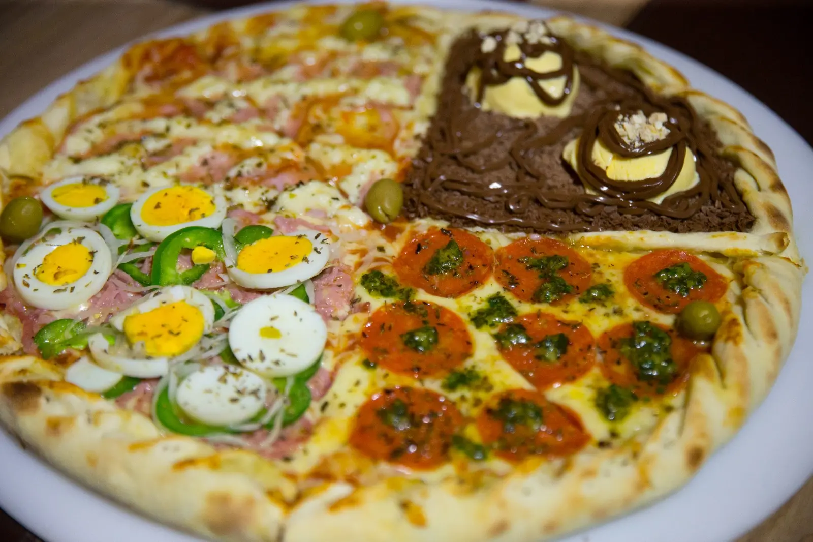 Na imagem, pizza de quatro sabores servida na pizzaria Pizza da Praça, localizada no bairro de Fátima