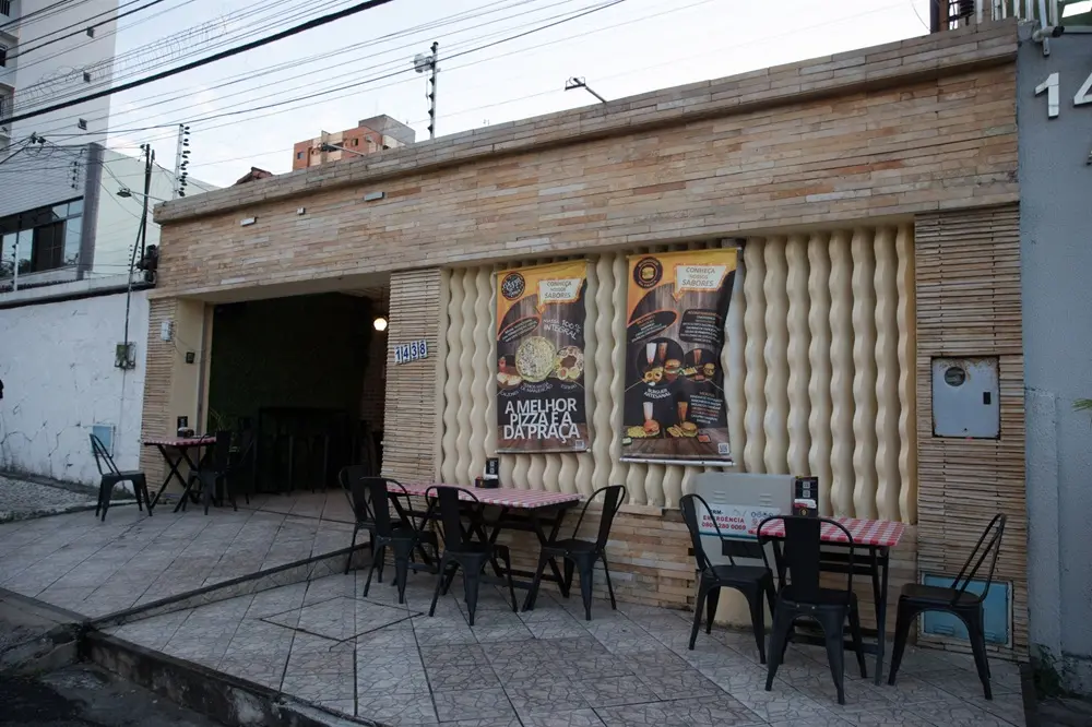 Na imagem, fachada do Pizza na Praça, estabelecimento localizado no bairro de Fátima, em Fortaleza