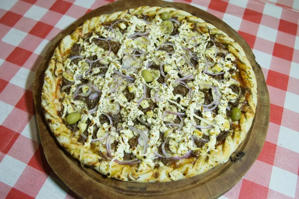 Na imagem, pizza produzida pela Pizza na Praça, localizada no bairro de Fátima, em Fortaleza