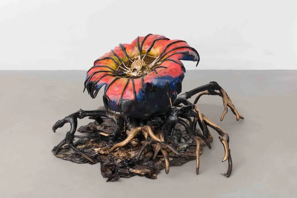 Esculturas de Darks Miranda apresentam hibridismo entre referências humanas e da natureza; nas duas primeiras fotos, vista da instalação da 14ª Bienal do Mercosul, e, na última, a obra 
