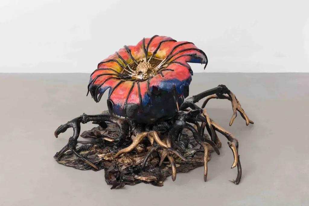 Esculturas de Darks Miranda apresentam hibridismo entre referências humanas e da natureza; nas duas primeiras fotos, vista da instalação da 14ª Bienal do Mercosul, e, na última, a obra 'Por trinta dias, molhe com leite de vaca no qual três morcegos tenham se afogado' (2023)