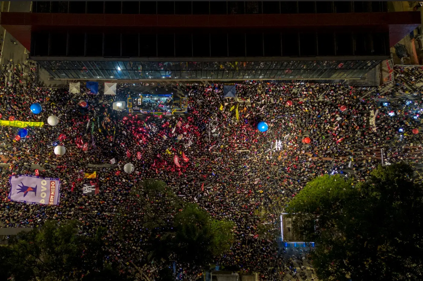 Manifestantes se concentrando em frente ao MASP, na Avenida Paulista. Imagem usada para matéria onde boneco de Trump é queimado em protesto contra a taxação